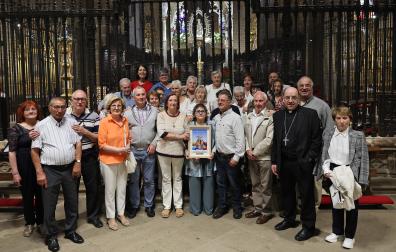 Grupo del valle de Salazar y del almiradío de Navascués, este domingo en la catedral de Pamplona, con el galardón, 'Enviados'.