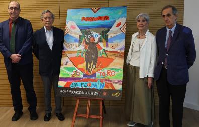 De izda. a dcha., Jesús Cía Garza, José María Marco García Mina, Camino Oslé Guerendiáin y Eugenio Salinas Frauca posan junto al cartel de la Feria del Toro 2026