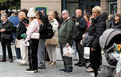 Un grupo de ciudadanos espera la villavesa en una plaza de Pamplona
