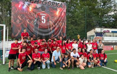 Familiares y amigos de Gorka Goñi Mendiburu posaron en el campo de Giltxaurdi delante de un tifo desplegado en su honor.