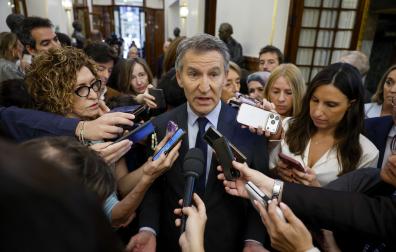 El líder del Partido Popular, Alberto Núñez-Feijóo, se dirige a los medios de comunicación a su llegada al Congreso de los Diputados