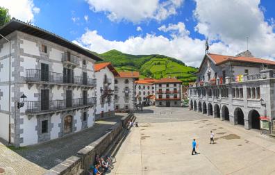 Panorámica de la plaza de Leitza sacada desde el muro del frontón, en la que se ve el ayuntamiento a la derecha. PABLO FEO