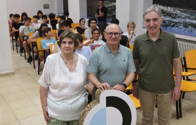 Montserrat Port, Ramón Poza y Jose Murugarren, en el foro sobre envejecimiento, en el colegio Claret Larraona, con alumnos de 3º de ESO.