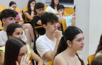 Alumnos de tercero de la ESO del colegio Claret Larraona, durante el foro de envejecimiento organizado por Diario de Navarra.