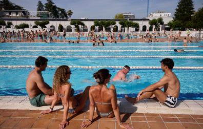 Imagen de la piscina del Club de Tenis el viernes 29 de mayo. Varios jóvenes charlan mientras se refrescan en un borde de la piscina