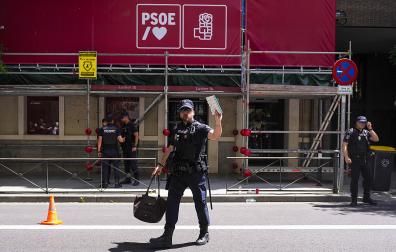 Agentes de la Unidad Central Operativa (UCO) de la Guardia Civil durante el registro en la sede del PSOE en la calle Ferraz de Madrid