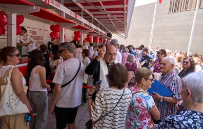 Fotos del primer día de apertura de la Tómbola de Cáritas 2026