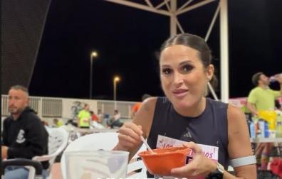Verdeliss, la navarra Estefanía Unzu Ripoll, comiendo entre vuelta y vuelta en la base de vida del Backyard Ultra Los Montesinos