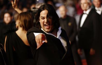 Carlos González gesticula a la salida del pase de 'La bola negra' en el Festival de Cannes