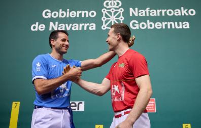 Darío Gómez e Iñaki Artola se saludan en el Navarra Arena después de la elección de material para la final del Manomanista. Ambos aspiran a su primera txapela