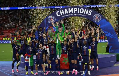 Los jugadores del PSG levantan la 'orejona' como campeones de la Champions