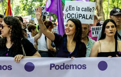 La secretaria política de Podemos y eurodiputada, Irene Montero (centro), durante una manifestación en defensa del derecho al acceso a la vivienda