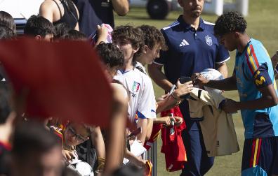 El delantero de la selección española de fútbol Lamine Yamal firma autógrafos antes del entrenamiento en la Ciudad del Fútbol en Las Rozas, Madrid