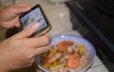 Un hábito muy extendido que hay que evitar es comer distraído