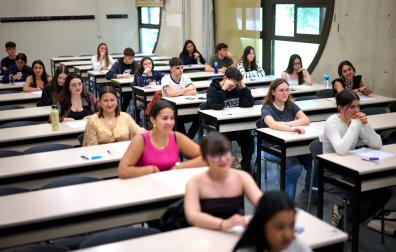 Alumnos de Bachillerato, antes de comenzar la Prueba de Acceso a la Universidad (PAU) en la UPNA, en junio de 2025.