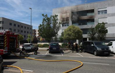 Los vecinos de un bloque de la avenida Belascoain, en la urbanización de Ardoi, en Zizur Mayor, tuvieron que ser desalojados por un incendio ocurrido este lunes, 1 de junio