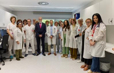 Fernando Domínguez en la Unidad del Sueño flanqueado por Iñaki García de Gurtubay (Neurofisiología) y Sergio Curi (Neumología) junto al personal de la Unidad.