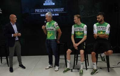 Marino Lejarreta, con el micrófono, Abel Balderstone y Fernando Gaviria han presentado la camiseta con la que Caja Rural correrá el Tour