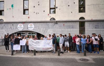 Concentración frente al departamento de Educación de alumnado suspendido y de integrantes de las academias preparadoras de la prueba