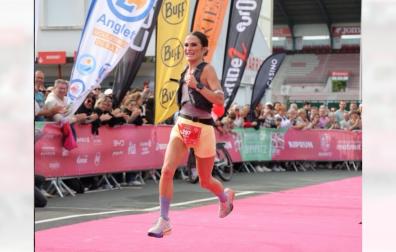 La navarra Estefanía Unzu Ripoll, conocida más como Verdeliss, cruzando la meta como vencedora en la  pasada maratón de Biarritz