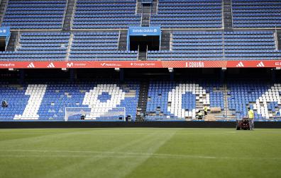 Aspecto que presentaba este martes 2 de junio el Estadio de Riazor, en A Coruña, después de que los aficionados del Deportivo saltasen al campo al término del último encuentro de LaLiga Hypermotion
