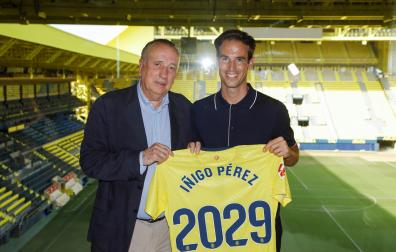 Iñigo Pérez junto al presidente del club, Fernando Roig, durante su presentación como nuevo entrenador del Villarreal CF.