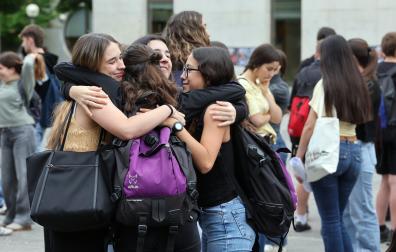 Un grupo de alumnas de Bachillerato se abrazan en la UPNA, antes de comenzar el martes las Pruebas de Acceso a la Universidad (PAU).