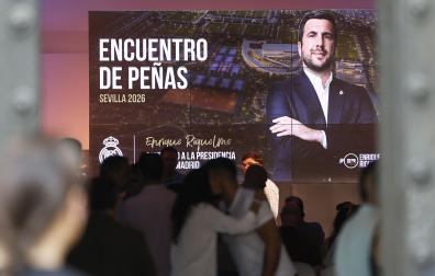 El candidato a la presidencia del Real Madrid, Enrique Riquelme, asiste a un encuentro con las peñas celebrado en Sevilla