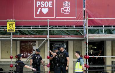 Agentes durante la inspección de la sede del PSOE en Ferraz el pasado 27 de mayo