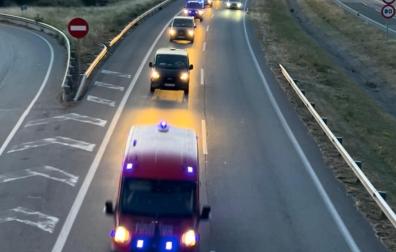 El cortejo fúnebre con los cuerpos de los agentes de la Policía Foral fallecidos, a su paso por Zuasti