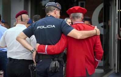 Fotos de la despedida en el tanatorio a los policías forales fallecidos