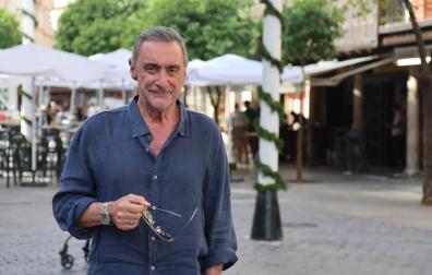 Carlos Herrera posa para 'Diario de Navarra' en la Plaza del Salvador, corazón del casco antiguo de Sevilla