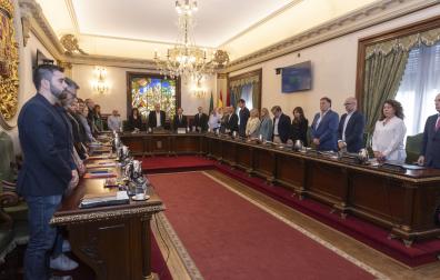 La corporación en pie, durante el minuto de silencio por la muerte de los cinco policías forales