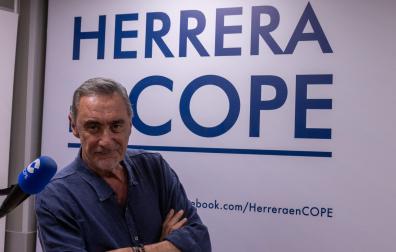 Carlos Herrera, al lado del micrófono en el estudio central de COPE Sevilla