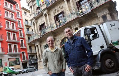 Gorka Asiáin Riezu y Patxi León Goñi, este viernes 5 de junio en la plaza del Ayuntamiento de Pamplona. Eran las 10 de la mañana y justo en ese momento operarios de la limpieza con un camión limpiaban la plaza de los Burgos.