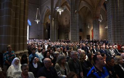 Interior de la Catedral de Pamplona durante el funeral de los policías forales fallecidos en Elgoibar