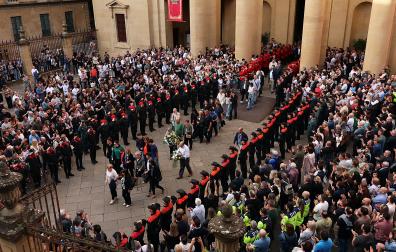 Agentes de la Policía Foral hacen el pasillo a los familiares de los compañeros fallecidos tras el funeral celebrado en Pamplona