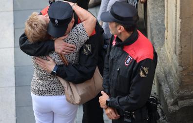 Agentes de Intervención, compañeros de los fallecidos, recibieron muestras de afecto