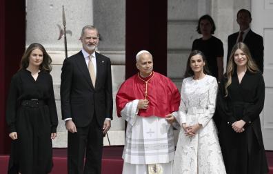Madrid (Spain), 06/06/2026.- Spain's King Felipe VI (2-L) and Queen Letizia (2-R), Princess Leonor (L) and Princess Sofia (R) welcome Pope Leo XIV (C) at the Royal Palace in Madrid, Spain, 06 June 2026. Pope Leo XIV is undertaking an official six-day visit to Spain from 06 to 12 June 2026 covering Madrid, Barcelona, and the Canary Islands. (Papa, España) EFE/EPA/CIRO FUSCO