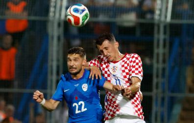 Ante Budimir disputa el balón junto al esloveno Adam Gnezda Cerin