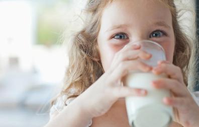 Imagen de una niña que toma un vaso de leche