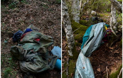 Mochila y lona de plástico encontrados por el vecino de Pamplona y su amiga en el llano de Eskilzarra y dentro del bosque, cerca del refugio de Belagua.