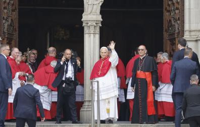 El papa León XIV a su llegada al rezo de la Hora media que va a oficiar en la Basílica de la Sagrada Familia en Barcelona, su primer acto en la ciudad condal.