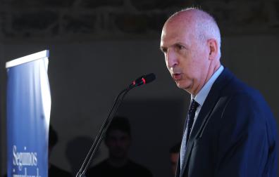 Miguel Ángel Riezu, director de Diario de Navarra, durante la lectura de su discurso