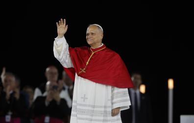 El papa León XIV, durante la vigilia con 40.000 personas este martes en el Estadio Olímpico de Barcelona