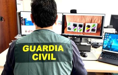 Un miembro de delitos informáticos de la Guardia Civil.
