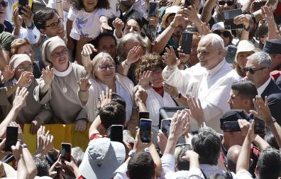 El papa León XIV a su llegada a la Abadía de Nuestra Señora de Montserrat