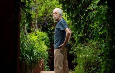 Madrid, 12/07/2023. Entrevista a Fernando Trueba por el estreno de «Dispararon al pianista». Foto: Ignacio Gil. ARCHDC Fernando Trueba fotografiado en el jardín de su casa madrileña. IGNACIO GIL