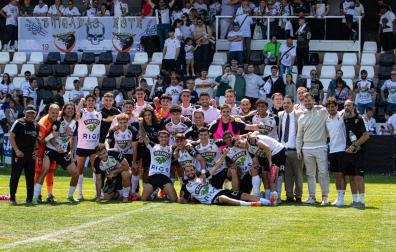 Los jugadores, el cuerpo técnico y los directivos del Tudelano celebran que son equipo de ‘playoff’.