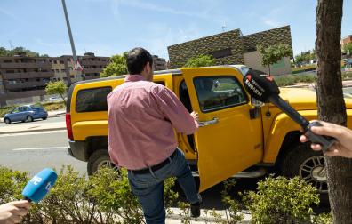 Ramón Lázaro, subiéndose a un Hummer que conducía un familiar que le esperaba tras declarar